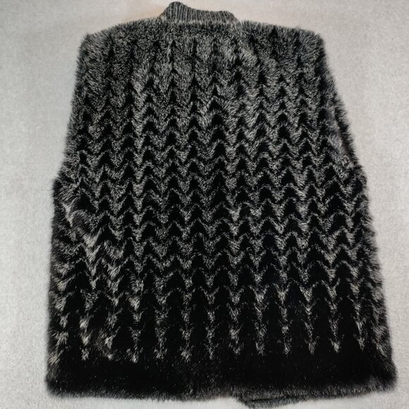 Style VI Faux Fur Vest Womens XL Black Gray Chevron Pattern Toggle Button - Picture 2 of 8